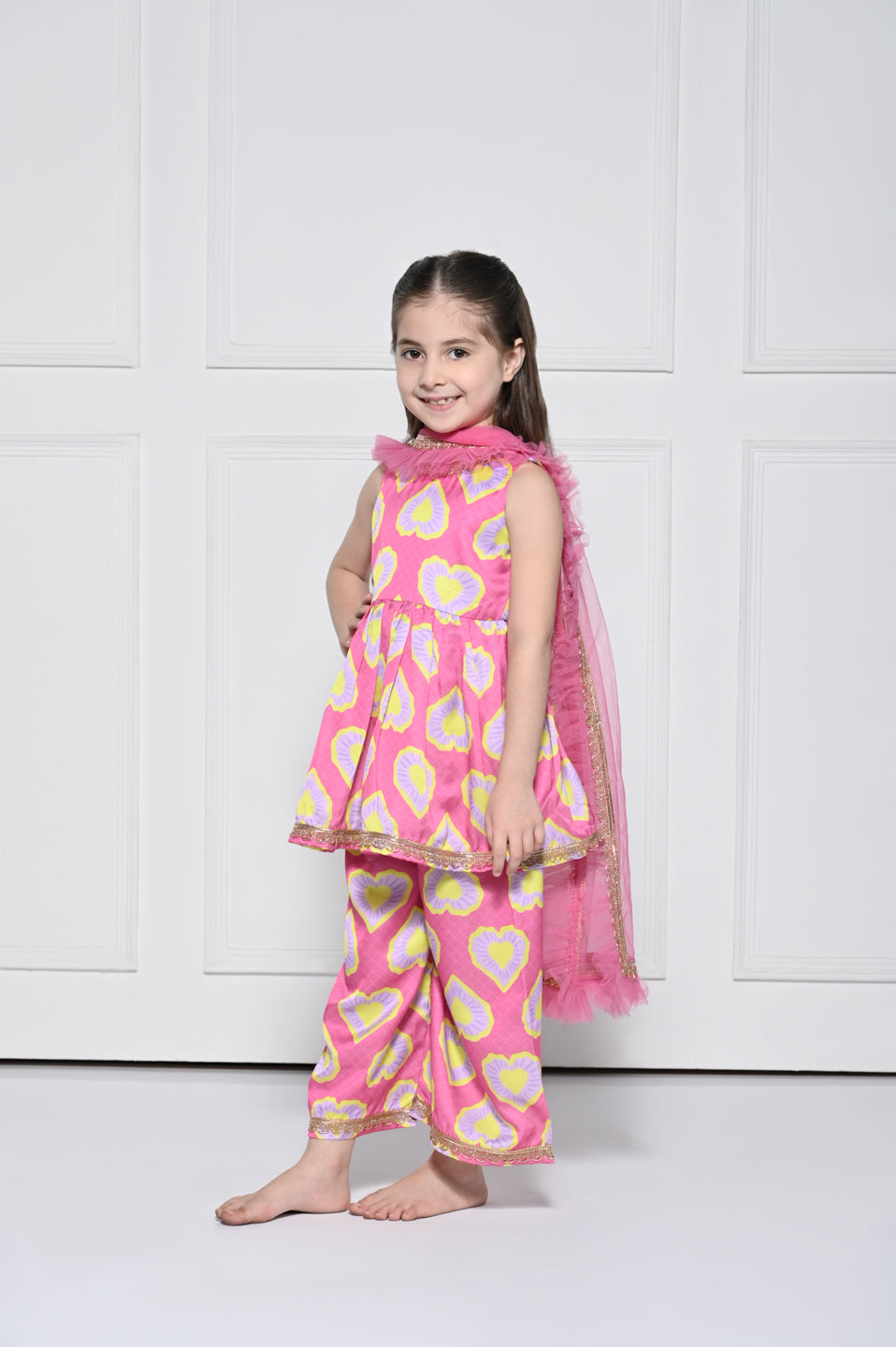 HEART ME PINK – A BRIGHT SLEEVELESS SUIT FOR GIRLS