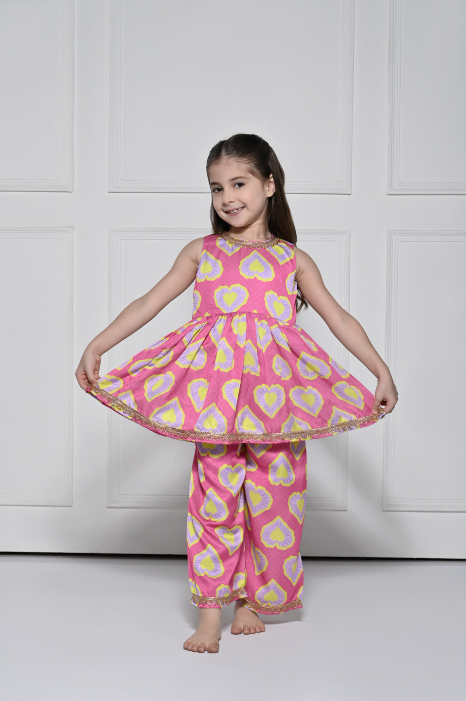 HEART ME PINK – A BRIGHT SLEEVELESS SUIT FOR GIRLS