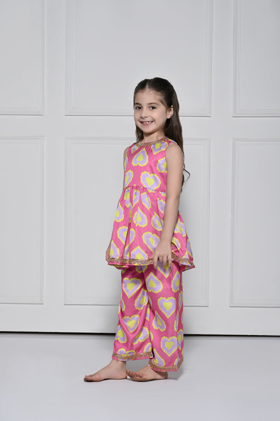 HEART ME PINK – A BRIGHT SLEEVELESS SUIT FOR GIRLS