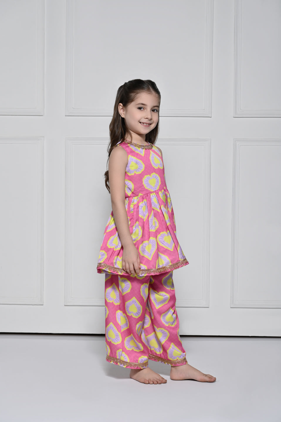 HEART ME PINK – A BRIGHT SLEEVELESS SUIT FOR GIRLS