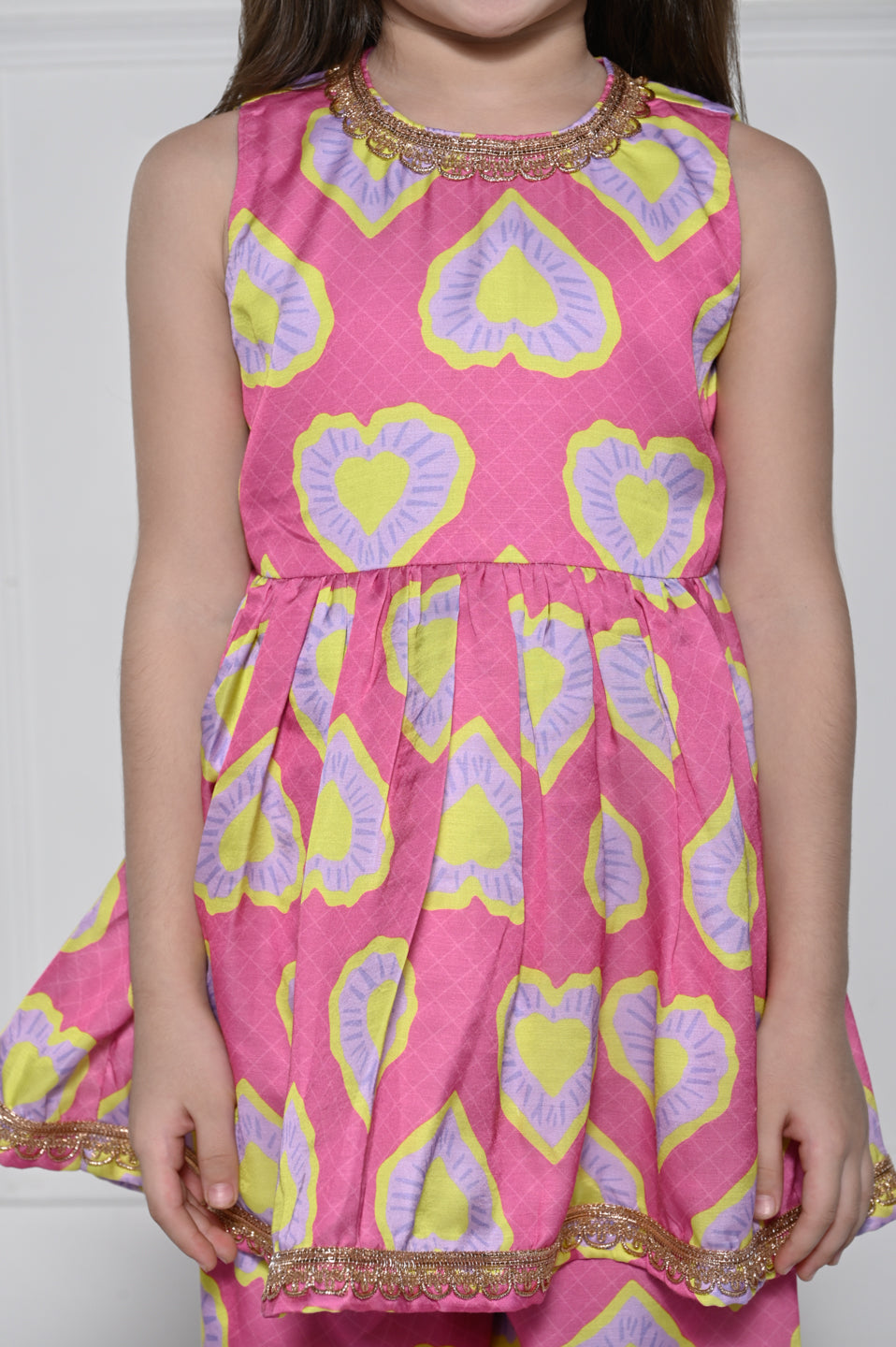 HEART ME PINK – A BRIGHT SLEEVELESS SUIT FOR GIRLS